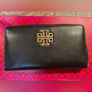 Excellent pre-owned condition. No scratches, or scuff marks. Excellent condition